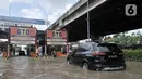 Mobil nekat menerobos banjir menuju Gerbang Tol Cempaka Putih, Jakarta, Minggu (23/2/2020). Banjir yang melanda kawasan tersebut menyebabkan Gerbang Tol Cempaka Putih tidak dioperasikan akibat terendam hingga ketinggian mencapai sepinggang orang dewasa. (merdeka.com/Iqbal S. Nugroho)