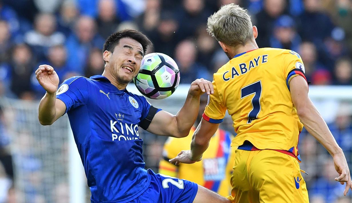 Pemain Leicester City, Shinji Okazaki (kiri) berebut bola dengan pemain Crystal Palace, Yohan Cabaye pada lanjutan Premier League di King Power Stadium, Sabtu (22/10/2016). (AFP/Ben Stansall)