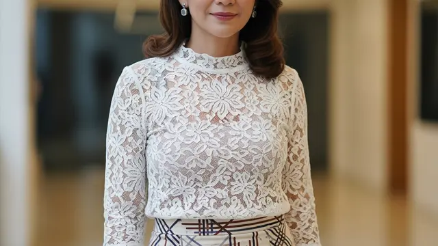 Model Atasan Brokat dengan Rok Batik Span Body Fit Elegan