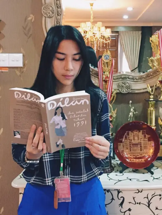 CARA adalah nama grup vocal yang dibentuk oleh 3 artis cantik dan tentu memiliki olah vokal yang menakjubkan.  (viainstagram@adindathomas/Bintang.com)