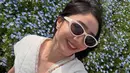 Febby juga tampil lebih manis dengan sleeveless dress putih beraksen lace pada bagian neckline. Dress bernuansa flowy itu memberi kesan feminin sekaligus fresh saat dipadukan sunglasses putih cat-eye. [@febbyrastanty].