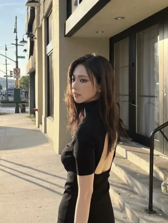 Mempunyai wajah yang kecil, kulit putih dan makeup yang mendukung. Karina terlihat sangat unreal difoto yang ia bagikan di Instagramnya.  [Foto: Instagram/ @aespa_official]