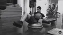 Usai menemani sang istri, Hengky Kurniawan juga melakukan olahraga seorang diri. Ia asyik menggoyangkan pantatnya sambil membawa bola. (Foto: Instagram/@hengkykurniawan)