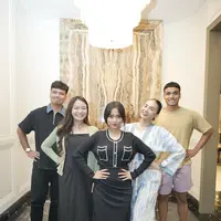 Melihat beberapa ide outfit bukber ala Fuji. Dalam beberapa kesempatan, Fuji memperlihatkan kebersamaannya bersama orang-orang terkasihnya. Di foto ini, Fuji tampil mengenakan atasan lengan panjang berwarna hitam dengan rok dengan panjang asimetris, yang sama-sama berwarna hitam. [Foto: Instagram/violenziajean]