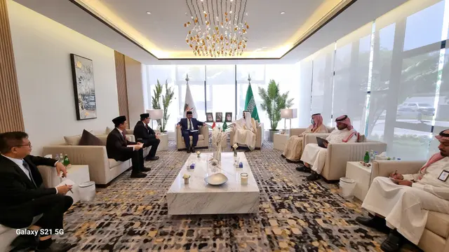 Menteri Agama (Menag) Yaqut Cholil Qoumas bertemu dengan Menteri Haji dan Umrah Arab Saudi Tawfiq F Al Rabiah di kantor Kementerian Haji dan Umrah, Jeddah, Minggu, 15 September 2024. (Foto: Humas Kemenag)