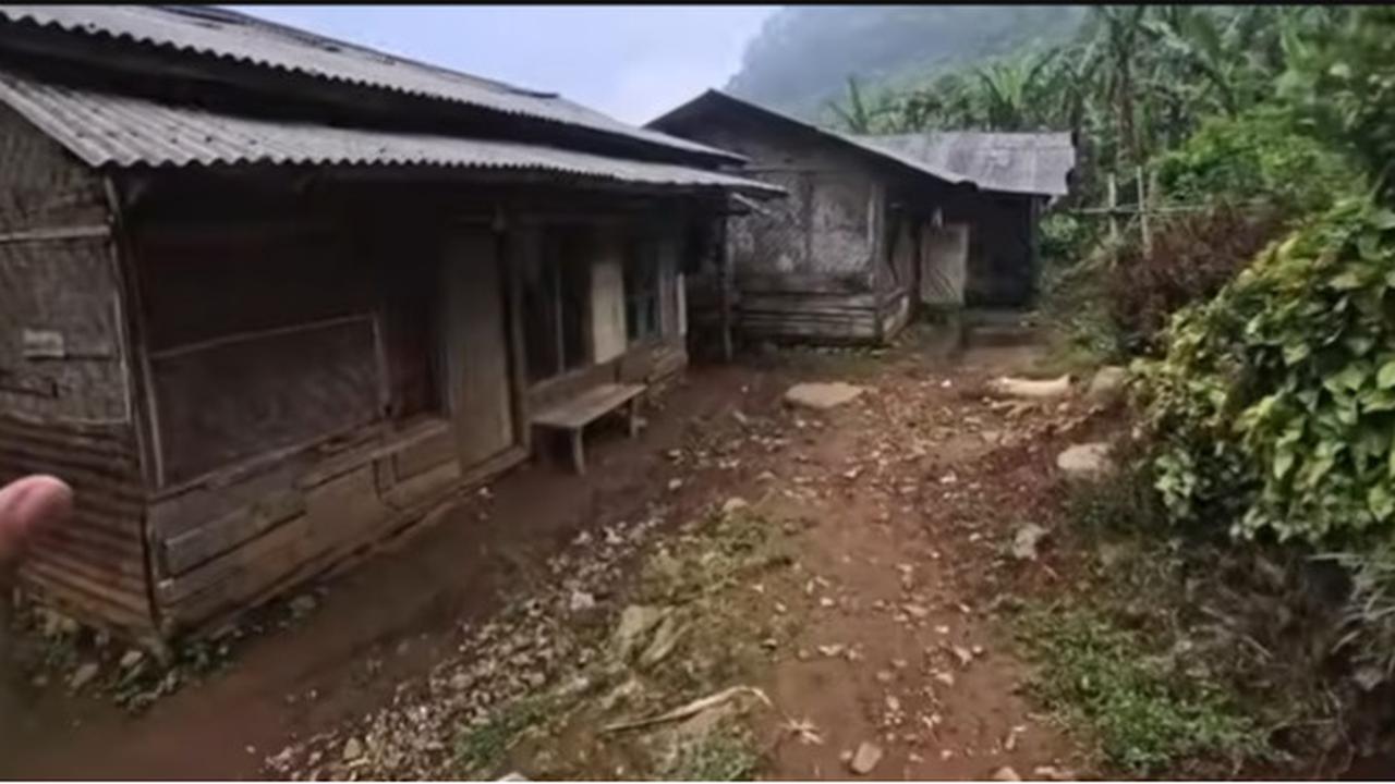 Miris di Jawa Barat ada Desa yang Paling Menyedihkan, Begini Potret Rumahnya di Kaki Gunung Tanpa Listrik