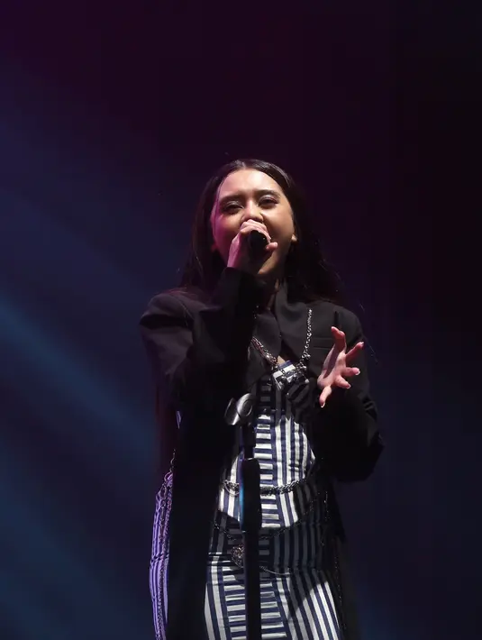 Ziva Magnolya di panggung The Sounds Project 2024. [Foto: Adrian Putra/Fimela]