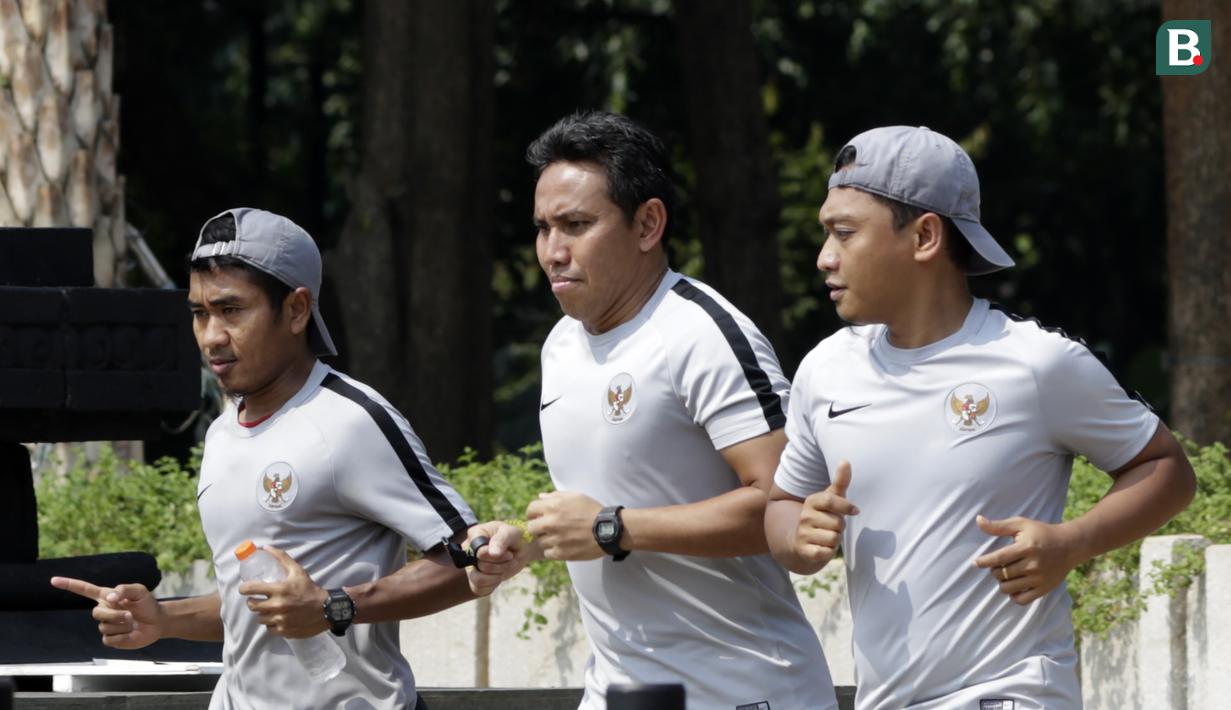 Pelatih Timnas Indonesia, Bima Sakti, bersama staf pelatihnya jogging menuju penginapan usai latihan di Stadion Madya Senayan, Jakarta, Rabu (21/11). Kebiasaan ini sering dilakukan sejak era Luis Milla. (Bola.com/M. Iqbal Ichsan)
