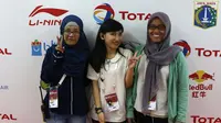 Yuannisa (kiri), Fita Darajat (tengah), dan Ni'matun Nasim, menjadi penerjemah bahasa bagi pemain asing yang tampil di Kejuaraan Dunia Bulutangkis 2015 di Istora Gelora Bung Karno, Jakarta. Rabu (12/8/2015). (Bola.com/Arief Bagus)