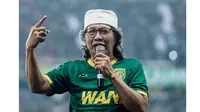 5 Gaya Cak Nun Dukung Persebaya, Beri Doa Agar Juara Musim Depan (sumber: Instagram.com/officialpersebaya)