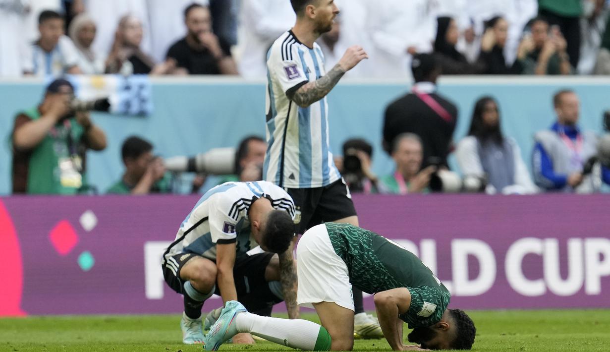 Penyerang Argentina Lionel Messi setelah kalah atas Arab Saudi pada laga pembuka Grup C Piala Dunia 2022 Qatar di Lusail Iconic Stadium, Lusail, Selasa (22/11/2022). Diunggulan sebagai juara, Tim Tango justru dipecundangi Arab Saudi pada laga pembuka Grup C. (AP Photo/Natacha Pisarenko)