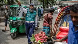 Pihak kepolisian Bangladesh mengakhiri aksi mogok kerja dan kembali menjalankan tugas mereka. (LUIS TATO/AFP)