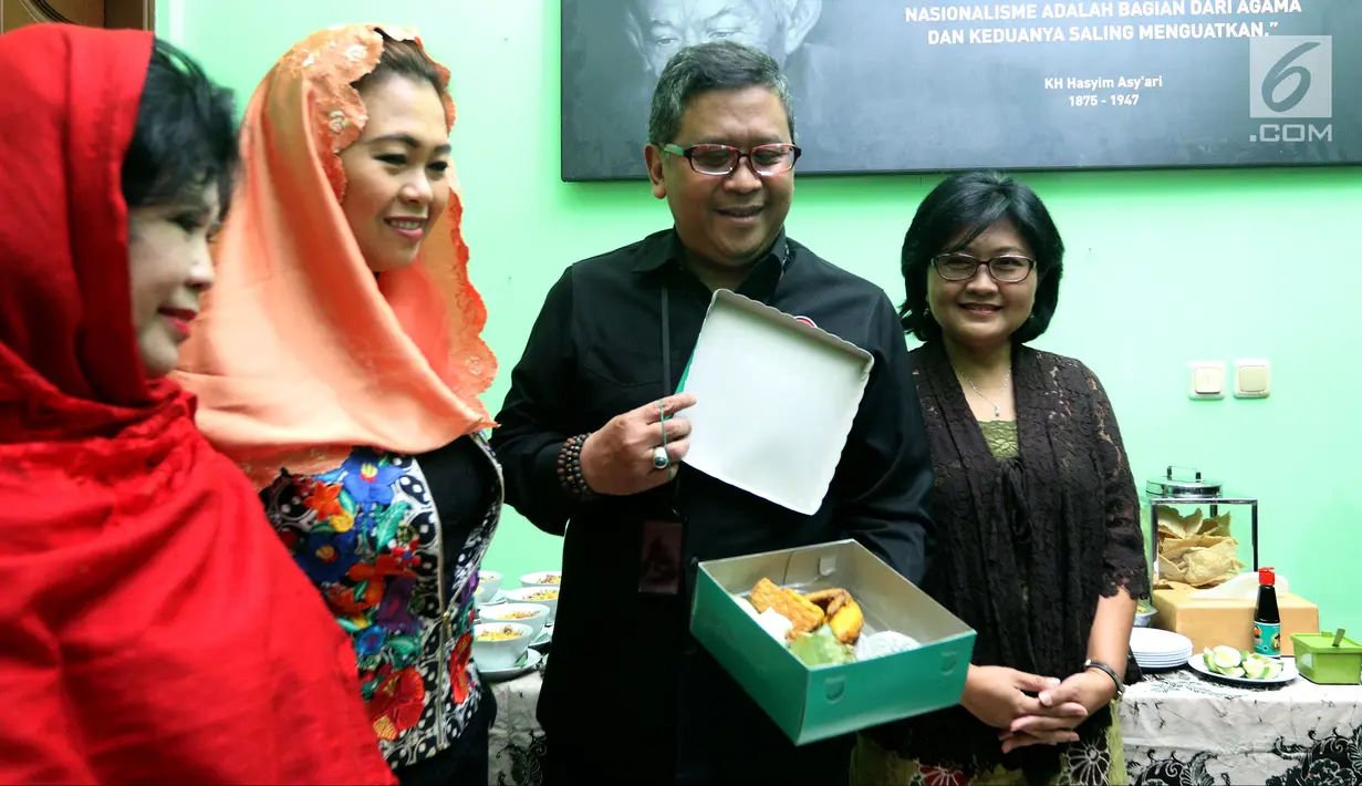 Suasana pertemuan Direktur Eksekutif The Wahid Institude Yenny Wahid dengan Sekjen PDIP Hasto Kristiyanto di Jakarta,  Senin (5/2). Kunjungan ini adalah balasan dari pertemuan sebelumnya saat Yenny Wahid berkunjung ke DPP PDIP. (Liputan6.com/JohanTallo)
