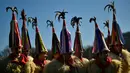 Joaldunaks atau biasa disebut Zanpantzar mengenakan kostum dan topi kerucut saat mengikuti karnaval di antara desa Pyrenees Ituren dan Zubieta, Spanyol (29/1). (AP Photo / Alvaro Barrientos)