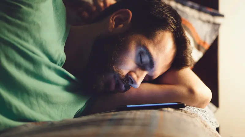 Bahaya Menyimpan Handphone di Bawah Bantal Saat Tidur