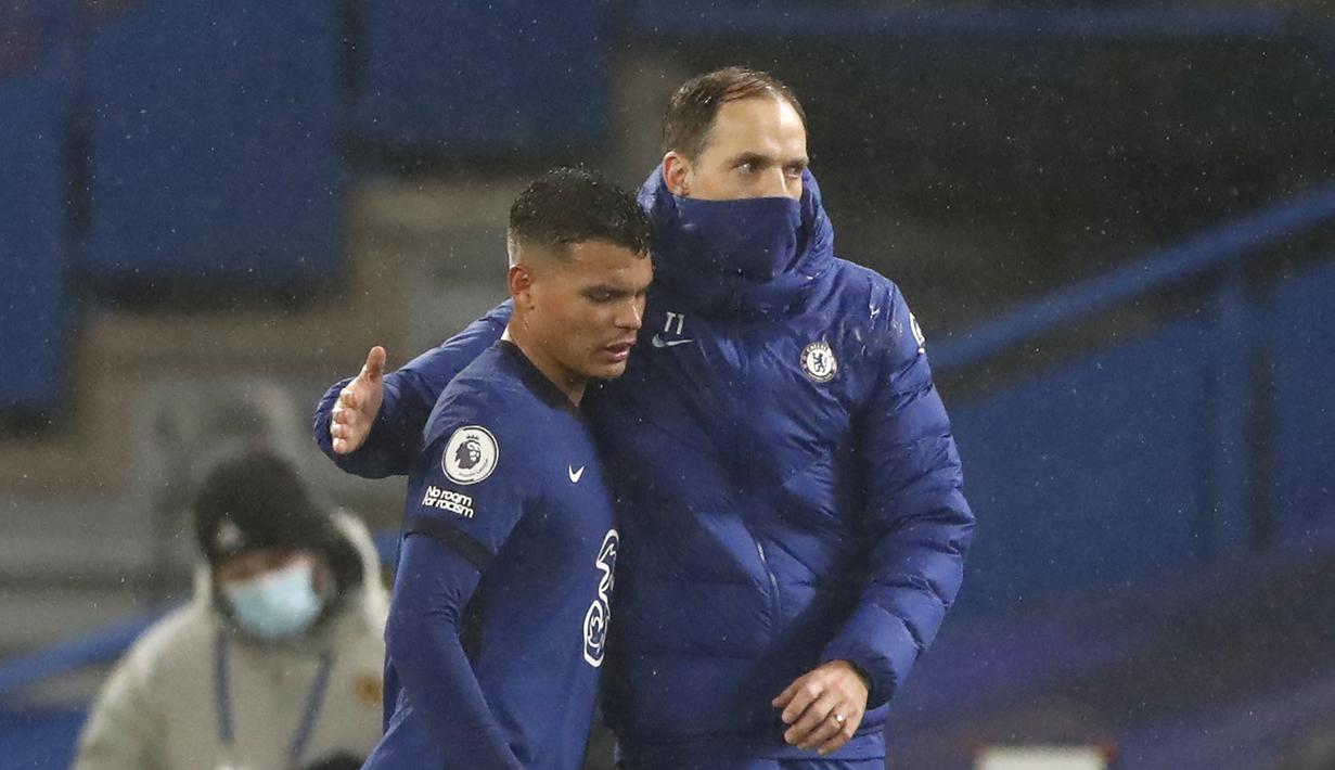 Thomas Tuchel menghibur bek Thiago Silva usai berakhirnya laga melawan Wolverhampton Wanderers dalam laga lanjutan Liga Inggris 2020/21 pekan ke-20 di Stamford Bridge, Rabu (27/1/2021). Chelsea bermain imbang 0-0 dengan Wolverhampton Wanderers. (AP Photo/Frank Augstein)