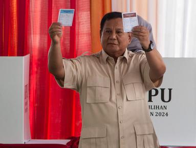 Presiden Republik Indonesia, Prabowo Subianto menunjukkan surat suara usai menggunakan hak pilihnya pada Pemilihan Kepala Daerah (Pilkada) Serentak 2024 di kawasan Hambalang Kabupaten Bogor, Jawa Barat pada Rabu 27 November 2024. (ADITYA IRAWAN/AFP)