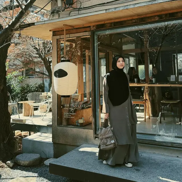 Tampil Syar’i dan Stylish saat Lebaran! Intip Inspirasi Outfit ala Natasha Rizky - 1