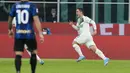 Penyerang Sassuolo, Giacomo Raspadori berselebrasi usai mencetak gol ke gawang Inter Milan pada pertandingan lanjutan Liga Serie A Italia di Stadion San Siro, di Milan, Italia, Senin (21/2/2022). Inter Milan kalah atas Sassuolo 0-2. (Spada/LaPresse via AP)