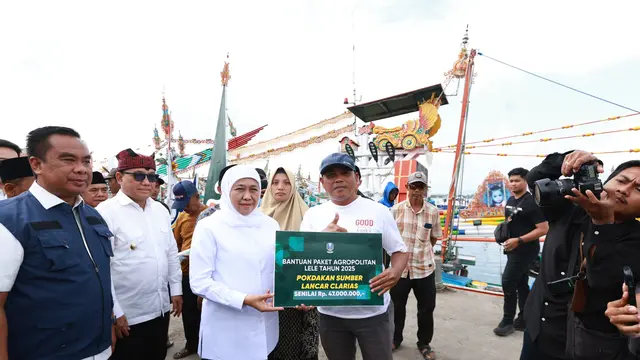 Gubernur Jatim Khofifah Indar Parawansa memberikan bantuan kepada Nelayan Muncar Banyuwangi (Istimewa)