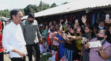 Kunjungi Pasar Alasan di Nias, Jokowi Berbelanja Pisang dan Bagikan Bantuan PKH.