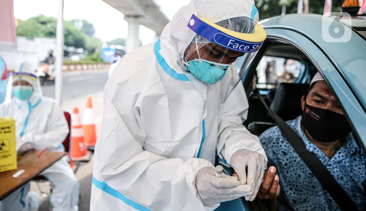 Pengemudi taksi mengikuti tes diagnostik cepat (rapid test) di depan gedung Kejaksaan Agung, Jakarta, Kamis (6/8/2020). Kejagung menggelar rapid test massal kepada warga yang melintas di kawasan itu guna memastikan kesehatannya dan mengantisipasi penyebaran COVID-19. (Liputan6.com/Faizal Fanani)