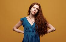 8 Model Rambut Panjang Curly Bawah yang Natural, Fleksibel untuk Berbagai Aktivitas