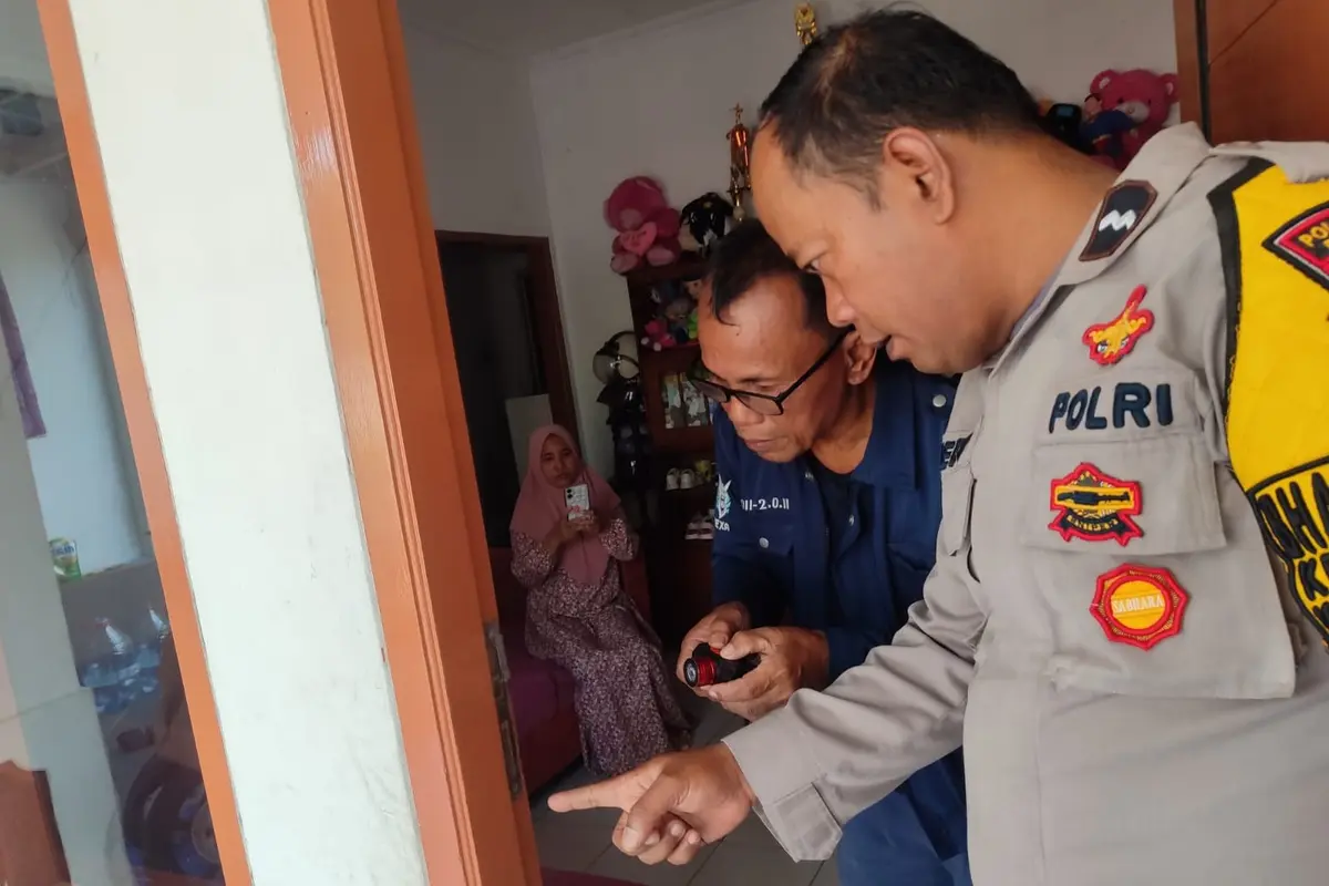 Anggota Polsek Bojongsari sedang melakukan pengecekan rumah warga yang di bobol maling di kawasan Pengasinan, Depok. (Istimewa)