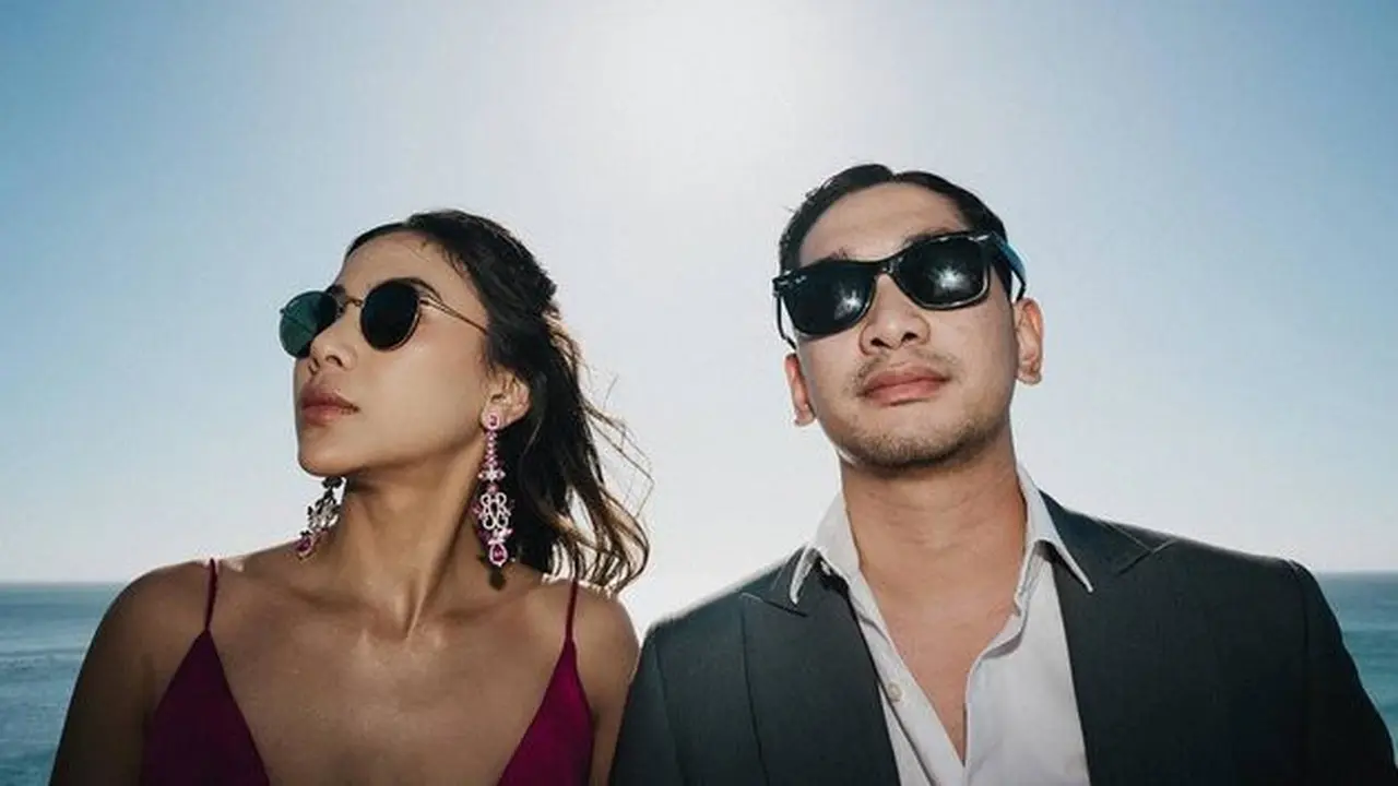 Tampil Mesra, Ini 6 Potret Prewedding Adinda Thomas dan Raka Akmal