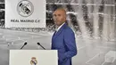 Pelatih baru Real Madrid, Zinedine Zidane memberikan kata sambutan di stadion Santiago Bernabeu, Senin (4/1/2016). Zidane resmi menggantikan Rafael Benitez yang baru saja dipecat manajemen. (AFP PHOTO/GERARD JULIEN)