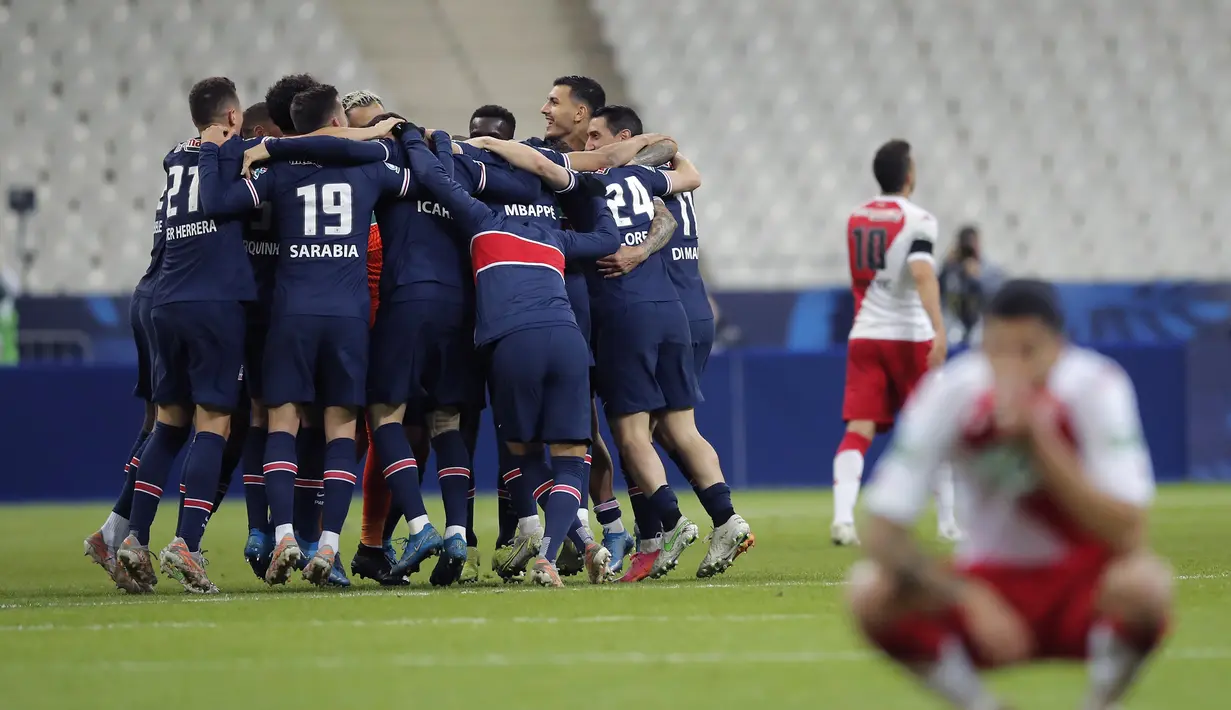 Para pemain Paris Saint-Germain merayakan kemenangan 2-0 atas AS Monaco usai berakhirnya laga final Coupe de France 2020/2021 di Stade de France, Paris, Rabu (19/5/2021). (AP/Christophe Ena)