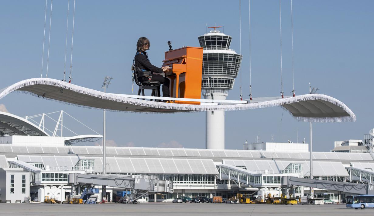 Ini merupakan konser yang keempat 'Orange Piano Tour' di berbagai tempat di seluruh dunia, Rabu (23/7/14). (REUTERS/Lukas Barth)  
