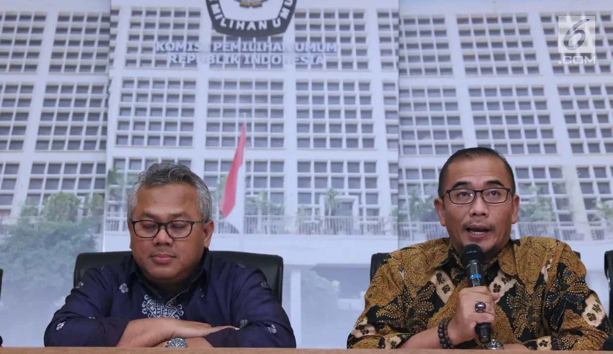 Komisioner KPU, Hasyim Asy’ari (kanan) membacakan rilis pembatalan 11 parpol peserta Pemilu 2019 untuk DPRD Provinsi dan beberapa DPRD Kabupaten/Kota karena tidak menyerahkan laporan awal dana kampanye, Jakarta, (21/3). (Liputan6.com/Helmi Fithriansyah)
