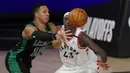 Pebasket Boston Celtics, Grant Williams, berebut bola dengan pebasket Toronto Raptors, Pascal Siakam, pada semifinal playoff Wilayah Timur NBA, Rabu (2/9/2020). Celtics menang dengan skor 102-99. (AP Photo/Mark J. Terrill)