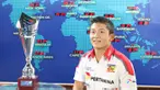 Pebalap GP2, Rio Haryanto membawa piala yang ia dapatkan usai memenangi GP2 Series di Sirkuit Silverstone, Inggris saat berkunjung ke SCTV Tower di Jakarta, Jumat (8/1/2015). (Bola.com/Vitalis Yogi)