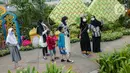 <p>Sejumlah warga berfoto dengan dekorasi bertemakan Idul Fitri di kawasan Bundaran HI, Jakarta, Rabu (27/4/2022). Dekorasi berbentuk masjid, ketupat, dan bedug yang dihiasi oleh tanaman tersebut dalam rangka menyambut Idul Fitri 1443 Hijriah. (Liputan6.com/Faizal Fanani)</p>