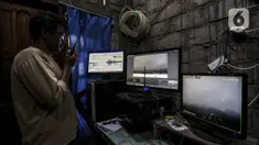 Koordinator Relawan Pos Induk Balerante Agus Sarnyata memantau aktivitas Gunung Merapi dari Pos Pantau Merapi Balerante di Kemalang, Klaten, Jawa Tengah, Jumat (20/11/2020). Kepala BPPTKG Hanik Humaida menyebut perjalanan magma Gunung Merapi semakin mendekati permukaan. (Liputan6.com/Johan Tallo)