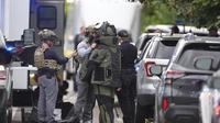 Petugas penegak hukum melakukan penyelidikan setelah serangan di Pearl Street Mall, Boulder, Colorado, Amerika Serikat pada Minggu (1/6/2025). (Dok. AP/David Zalubowski)