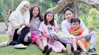 Potret 3 Anak Pasha Ungu dan Okie Agustina (sumber: instagram/okieagustina_)