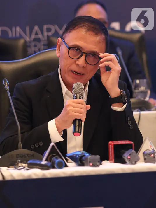 Ketua Umum PSSI terpilih Mochamad Iriawan menyampaikan konferensi pers usai Kongres Luar Biasa (KLB) PSSI di Jakarta, Sabtu (2/11/2019). Pria yang akrab disapa Iwan Bule itu terpilih menjadi ketua umum PSSI untuk periode 2019-2023 usai meraih 82 dari jumlah voters 85. (Liputan6.com/Herman Zakharia)