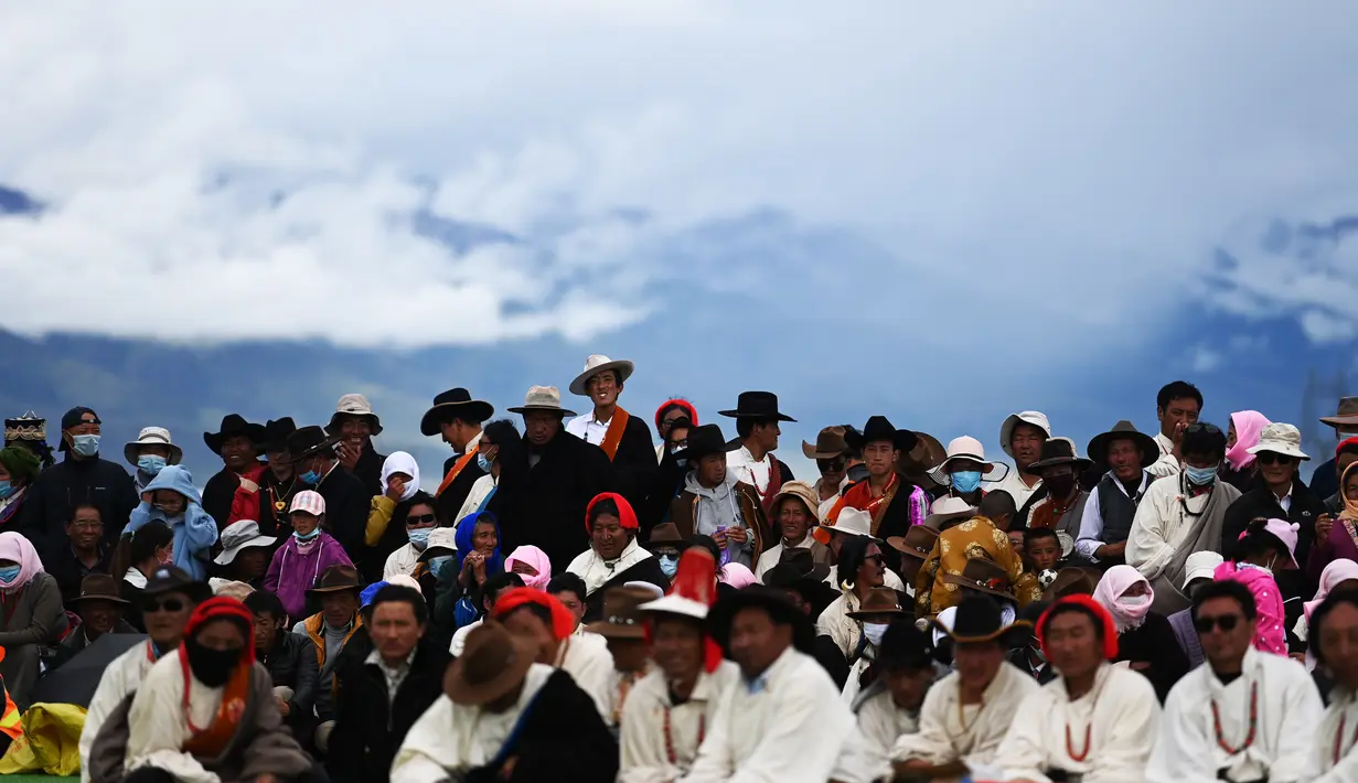Para penonton menyaksikan kompetisi tarik tambang di Wilayah Damxung, Daerah Otonom Tibet, China, 10 Agustus 2020. Dengan mengenakan pakaian tradisional, para penggembala dari sejumlah desa di Wilayah Damxung berpartisipasi dalam permainan tradisional itu. (Xinhua/Purbu Zhaxi)