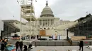 Pekerja konstruksi menyelesaikan pekerjaanya dalam persiapan pelantikan Presiden terpilih Donald Trump di U.S. Capitol, Washington, Kamis (8/12). Trump tetap menjadi dilantik menjadi Presiden AS meski sempat didemo warganya. (REUTERS/Jonathan Ernst)