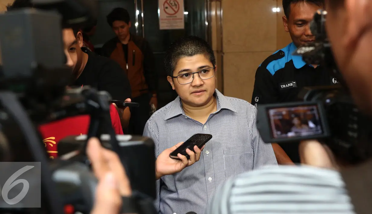 Bacil menjawab pertanyaan wartawan saat ditemui di kawasan Senayan, Jakarta, Kamis (21/7). Bacil enggan berkomentar tentang kabar yang beredar tentang pernikahan dirinya dengan Celine Evangelista. (Liputan6.com/Herman Zakharia)