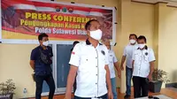 Wakil Direktur Reserse Narkoba Polda Sulut AKBP Raswin Bachtiar Sirait saat memberikan keterangan pers kepada wartawan, Selasa (30/6/2020).