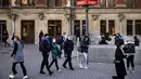 Orang-orang dengan masker berjalan di Stasiun Pusat Amsterdam, Belanda, Rabu (3/11/2021). Belanda kembali menerapkan tindakan pembatasan virus corona, termasuk kewajiban memakai masker di berbagai ruang publik menyusul lonjakan kasus Covid-19 beberapa waktu terakhir. (Ramon van Flymen/ANP/AFP)