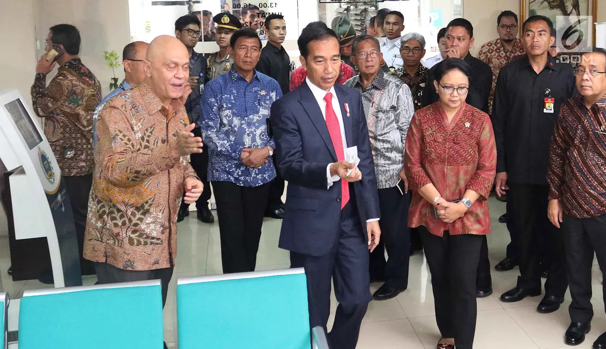 Suasana saat Presiden Jokowi meninjau Ruang Pelayanan Terpadu di Kementerian Luar Negeri, Jakarta, Senin (12/2). Menlu Retno Marsudi meresmikan Ruang Pelayanan Terpadu pada 24 Maret 2016. (Liputan6.com/Angga Yuniar)