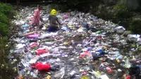 Tumpukan sampah menutupi saluran irigasi di Jalan Poros Panciro, Kabupaten Gowa, Sulawesi Selatan. (Liputan6.com/Eka Hakim)