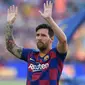 Lionel Messi sebelum laga persahabatan kontra Arsenal di ajang Joan Gamper Trophy di Camp Nou (4/8/2019). (AFP/Josep Lago)