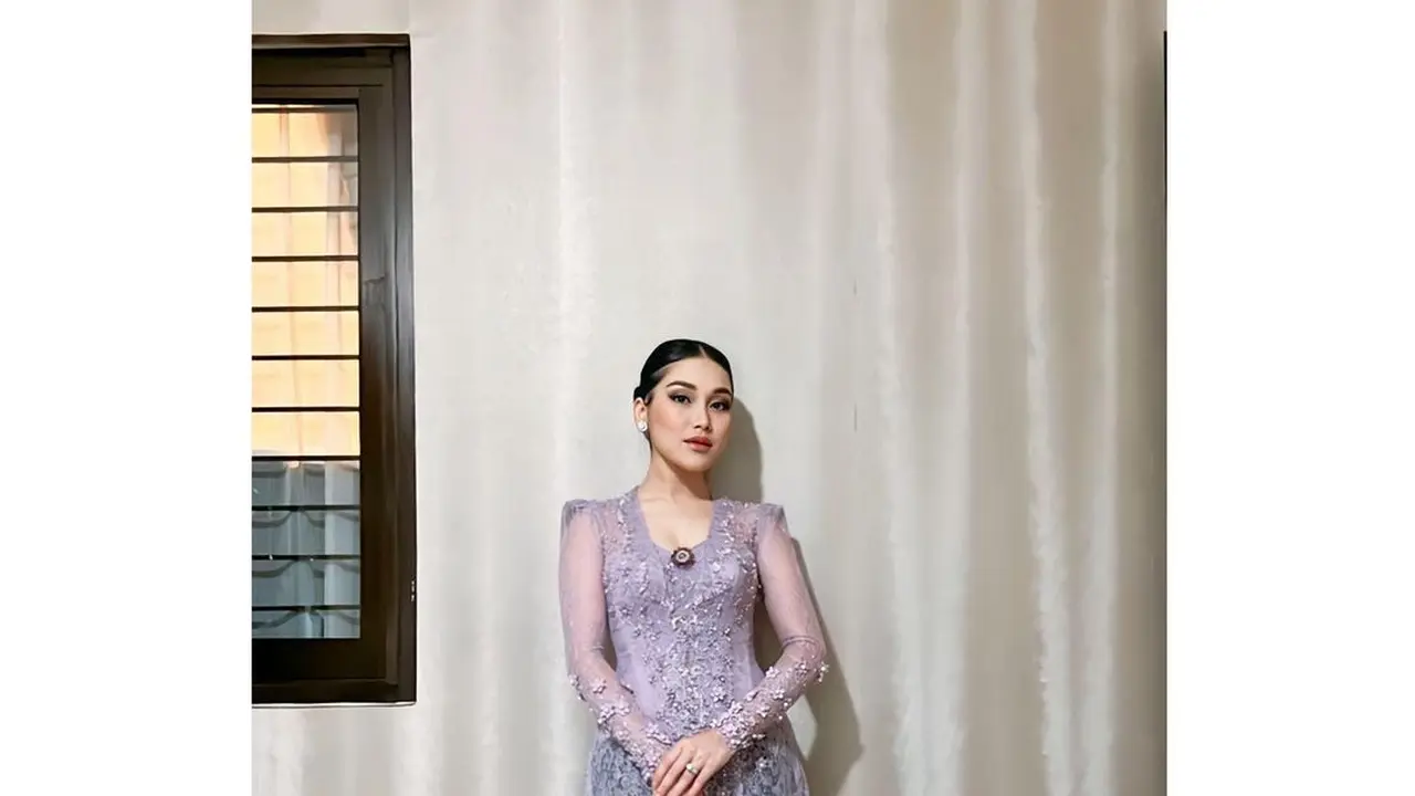 Calon Ibu Persit, Intip 10 Gaya Anggun Ayu Ting Ting Kenakan Kebaya Berbagai Warna