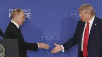 Presiden Donald Trump&nbsp;hendak menjabat tangan Presiden Rusia Vladimir Putin saat konferensi pers bersama di Pangkalan Gabungan Elmendorf-Richardson, Alaska, Amerika Serikat, Jumat (15/8/2025). (Dok. AP/Jae C. Hong)